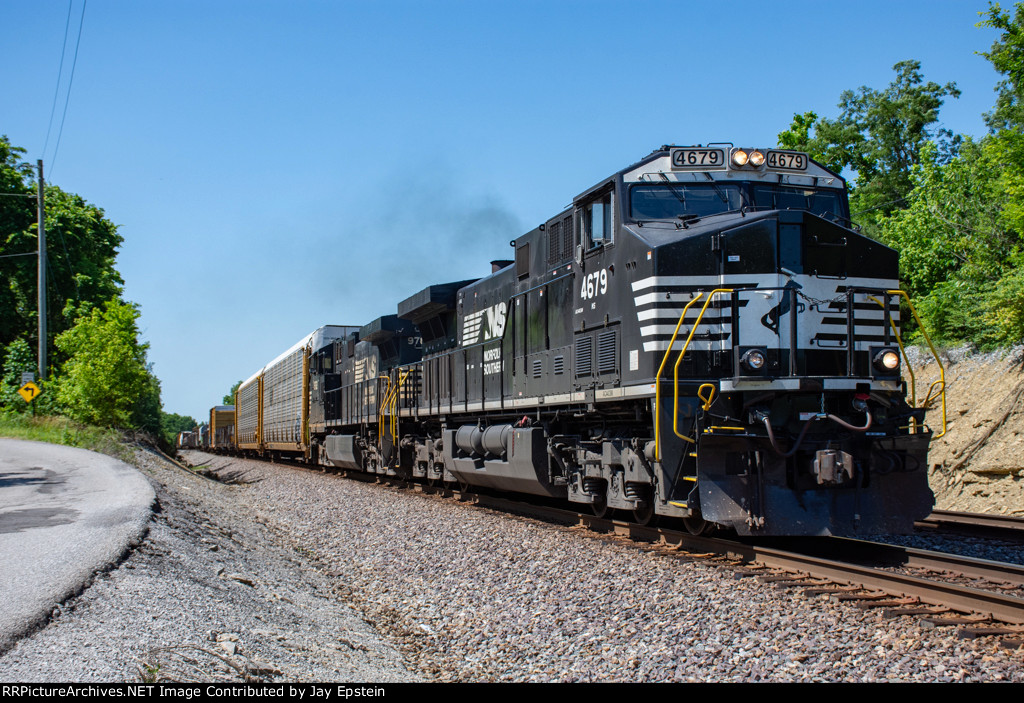 NS 4679 leads a manifest north at Mason 